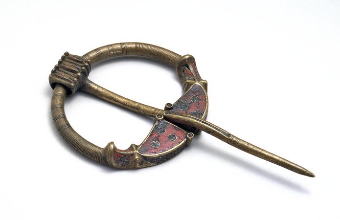 Penannular pin clearance