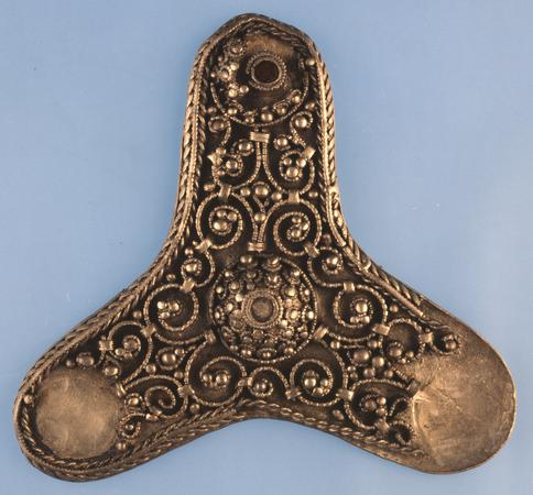 Trefoil brooch outlet