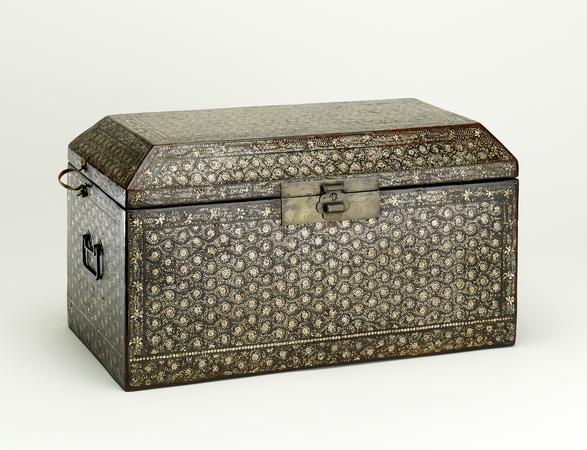 sutra-holder (나전국당초문경함 螺鈿菊唐草文經函); box | British Museum