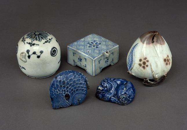 water-dropper (백자청채해태형연적 白磁靑彩獬豸形硯滴) | British Museum